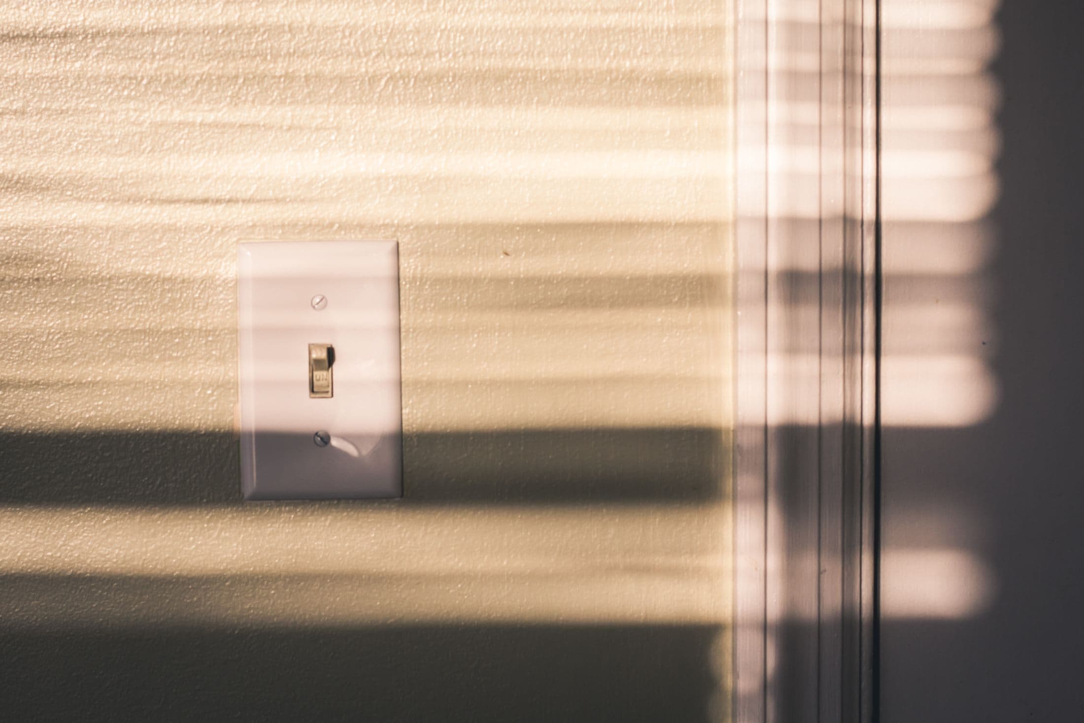 Interrupteur sur un mur éclairé par le soleil
