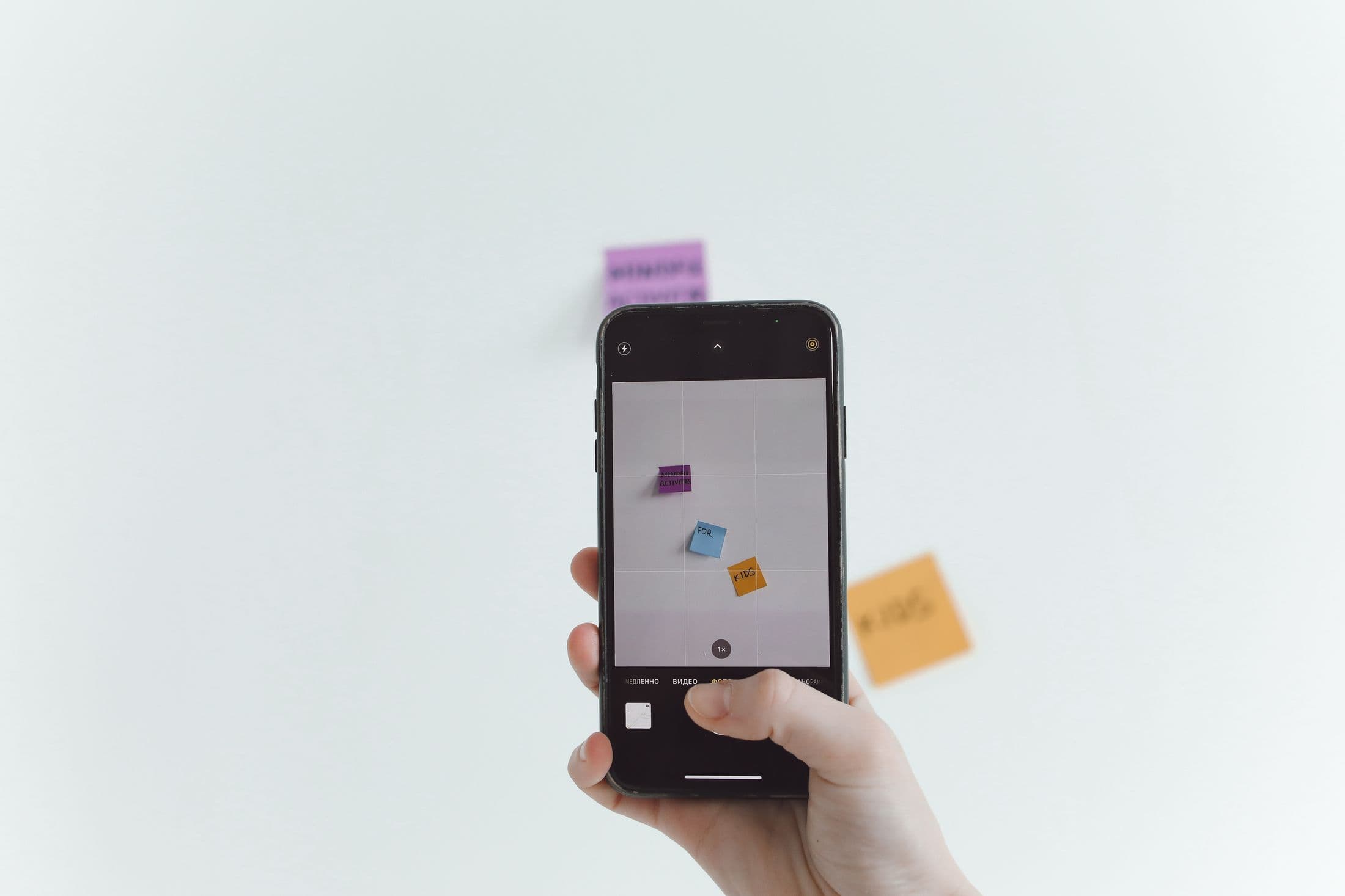 Une main prend en photo un document avec un téléphone