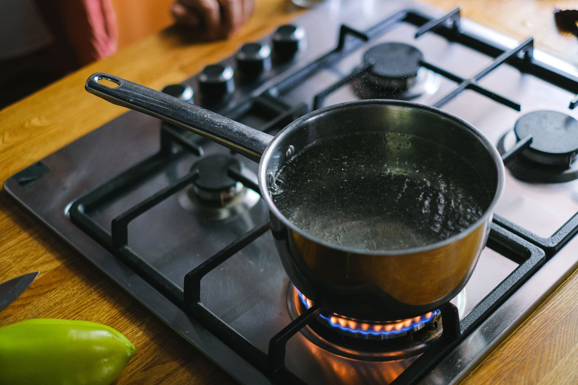 Casserole sur une plaque de cuisson au gaz