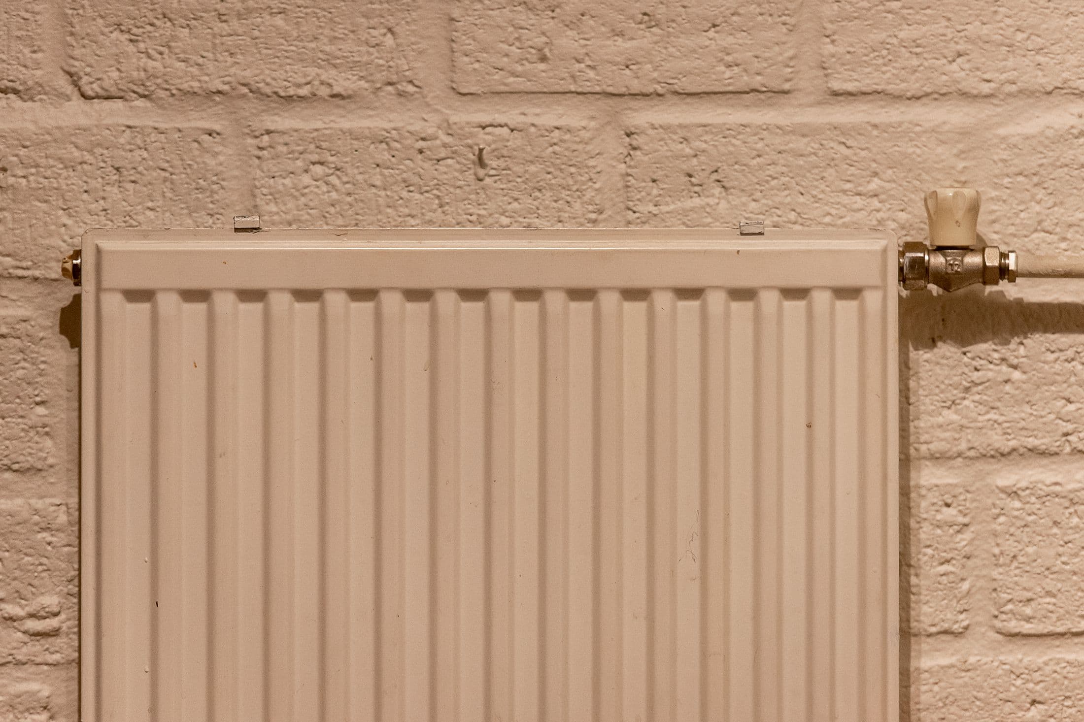 Radiateur dans une pièce aux tons chauds