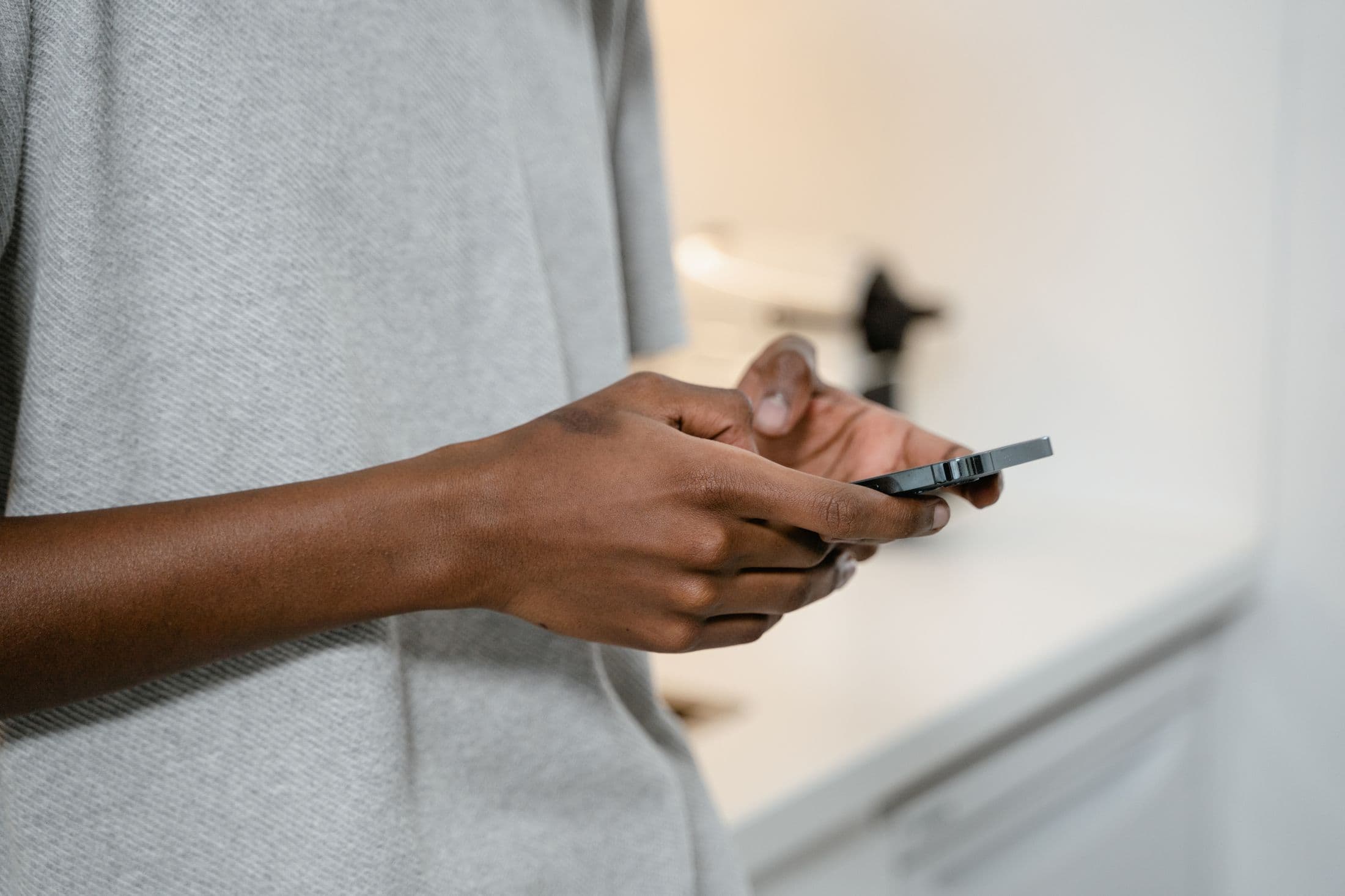 Deux mains tiennent un téléphone