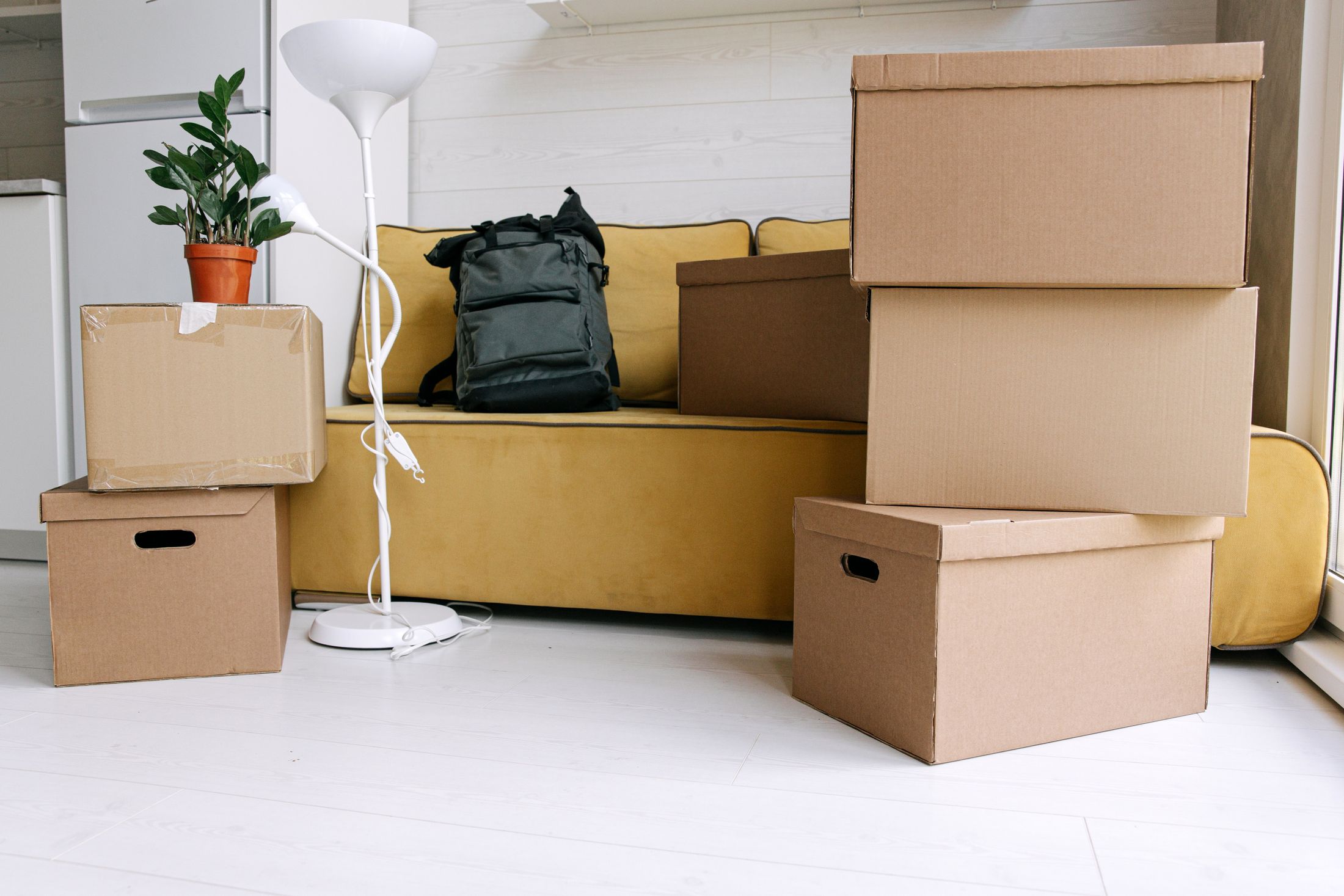 Cartons de déménagement empilés sur un canapé